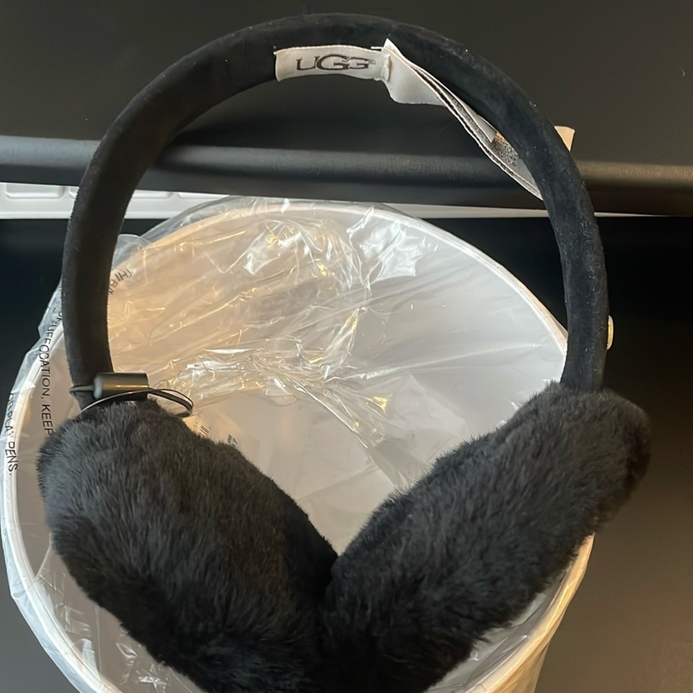 UGG – Genuine Dyed Shearling Single U Ear Muffs - Black